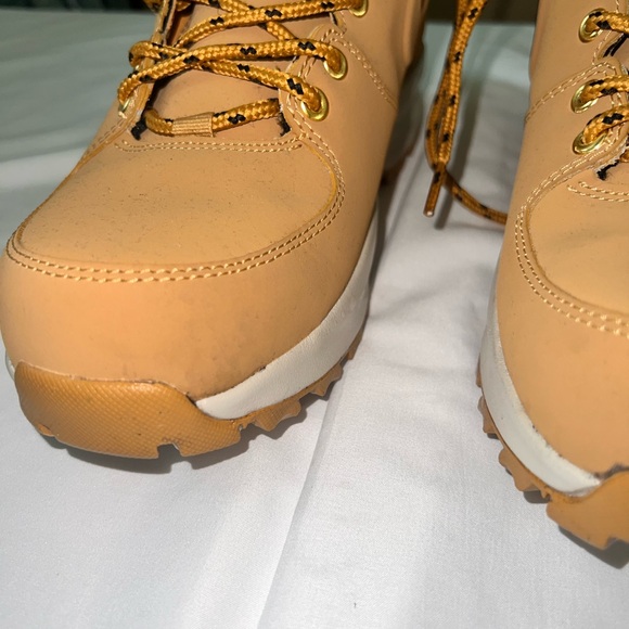 Gently Used Nike Men’s Boots. - Picture 3 of 10